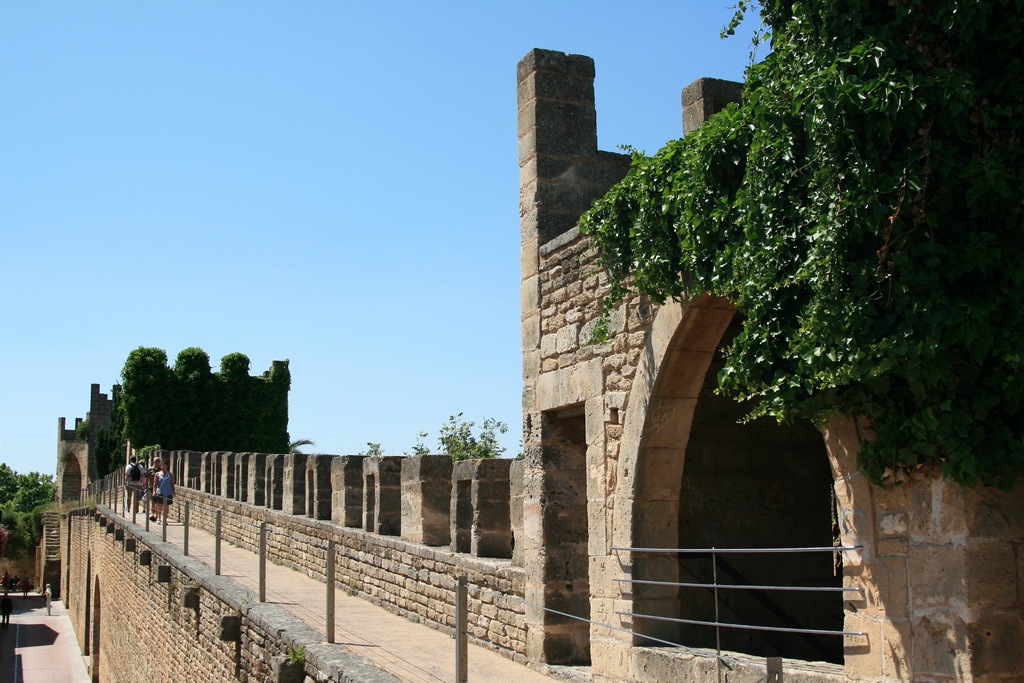 Bucht von Alcudia - deren Stadtmauern wiederaufgebaut wurden.