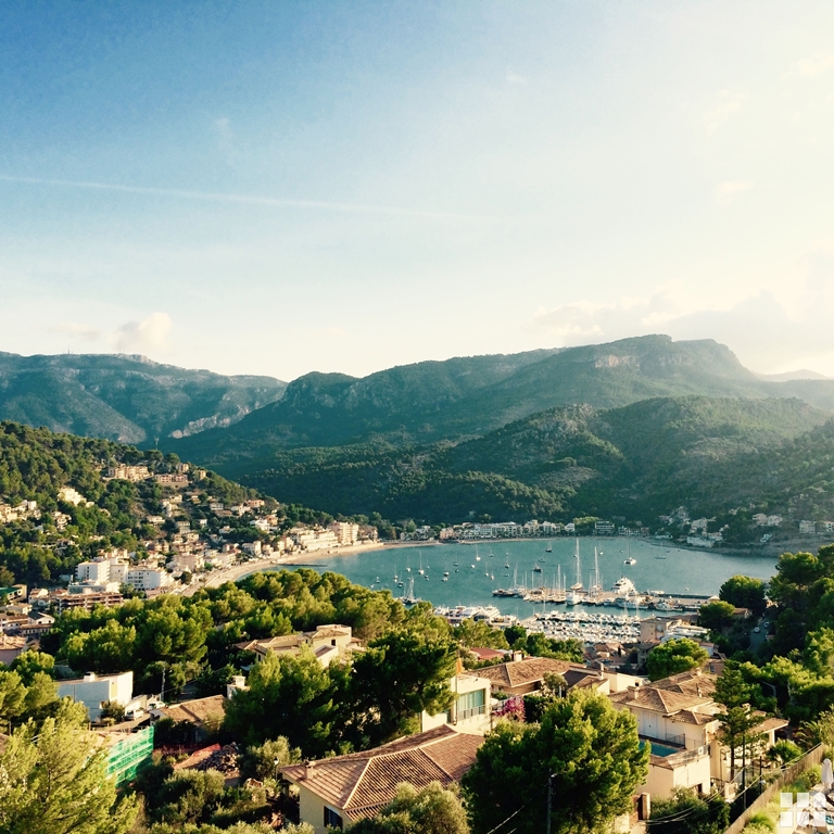 Mallorca Fincas in der Umgebung des Tramuntana-Gebirges, Deia und Valldemossa - Blick auf die Buch von Soller