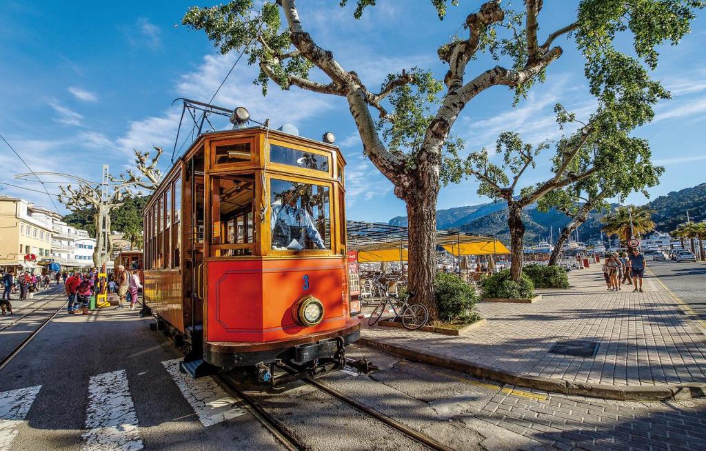 Mallorca Fincas in der Umgebung des Tramuntana-Gebirges, Deia und Valldemossa - Besonders empfehlenswert ist die Fahrt mit den Tren de Sóller von Palma da Sóller durch atemberaubende Landschaft.