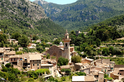 Mallorca Fincas in der Umgebung des Tramuntana-Gebirges, Deia und Valldemossa - Oberhalb des Ortes liegt das Kartäuserkloster La Cartuja, in dem  Frederic Chopin  wohnte.