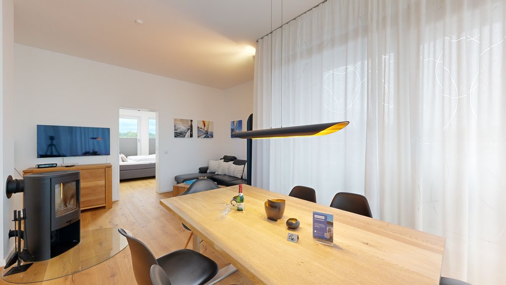 Esstisch mit großer Fensterfront - DünenResort