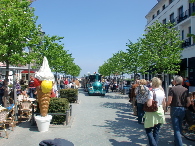 Ostseebad Binz - Gemütliche Straßencafes und exklusive Einzelhandels-Geschäfte laden zum Bummeln über die Hauptstraße ein. Von der Hauptstraße aus kommt man direkt zur Strandpromenade.