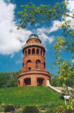 Schöne Landschaften im Zentrum Rügens - Der Ernst-Moritz-Arndt Turm, das Wahrzeichen der Stadt Bergen.