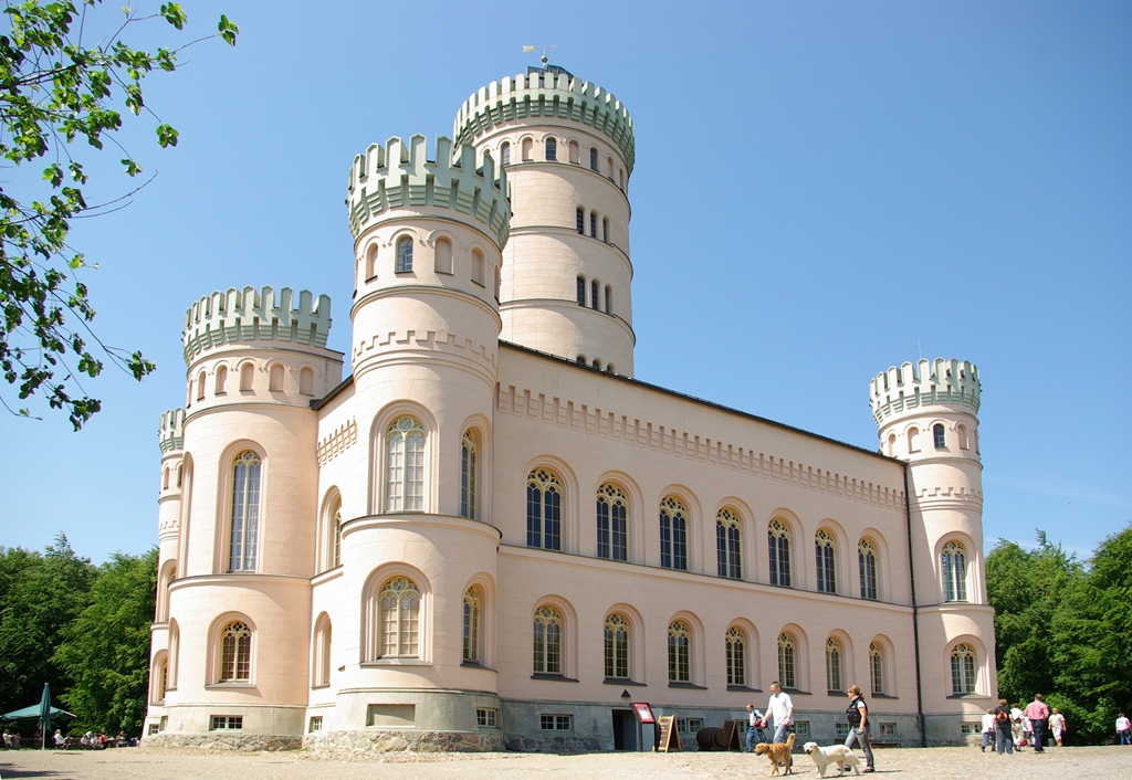 Lancken-Granitz - Das Dorf Lancken-Granitz, am Fuße des großen Waldgebietes der Granitz mit dem mächtigen Jagdschloss Granitz und mitten im Biosphärenreservat Rügen gelegen, profitiert von seiner zentralen Lage im Südosten Rügens. Mit dem Jagdschlossexpress können Sie von der Binzer Seebrücke hinauf zum Jagdschloss Granitz fahren.