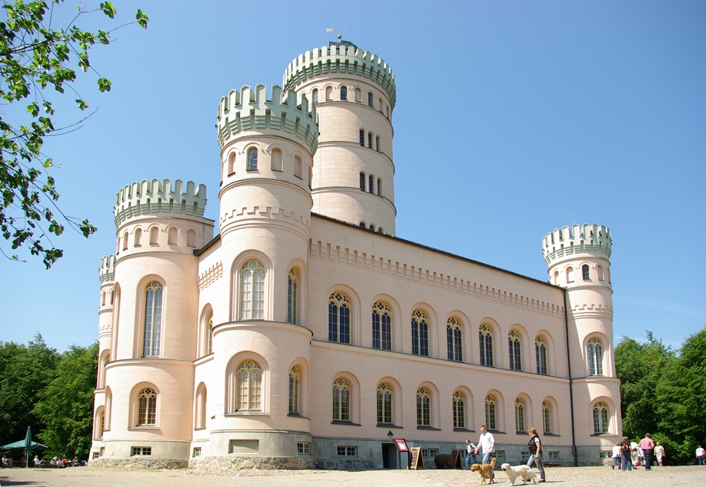 Lancken-Granitz - Das Dorf Lancken-Granitz, am Fuße des großen Waldgebietes der Granitz mit dem mächtigen Jagdschloss Granitz und mitten im Biosphärenreservat Rügen gelegen, profitiert von seiner zentralen Lage im Südosten Rügens. Mit dem   Jagdschlossexpress   können Sie von der Binzer Seebrücke hinauf zum Jagdschloss Granitz fahren.