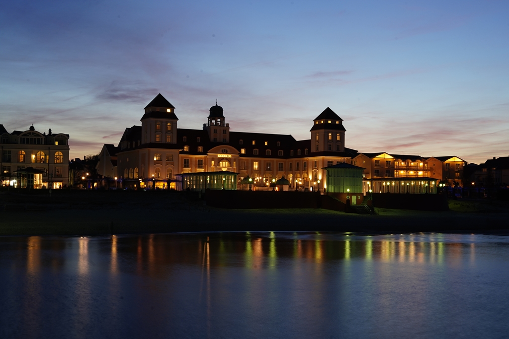 Ostseebad Binz - Der Platz vor dem Kurhaus lädt zum Verweilen ein und bietet eine wunderschöne Sicht auf die Ostsee. Das Kurhaus Binz hat ein gutes Restaurant und ein Theater, in dem immer wieder unterhaltsame Stücke aufgeführt werden.