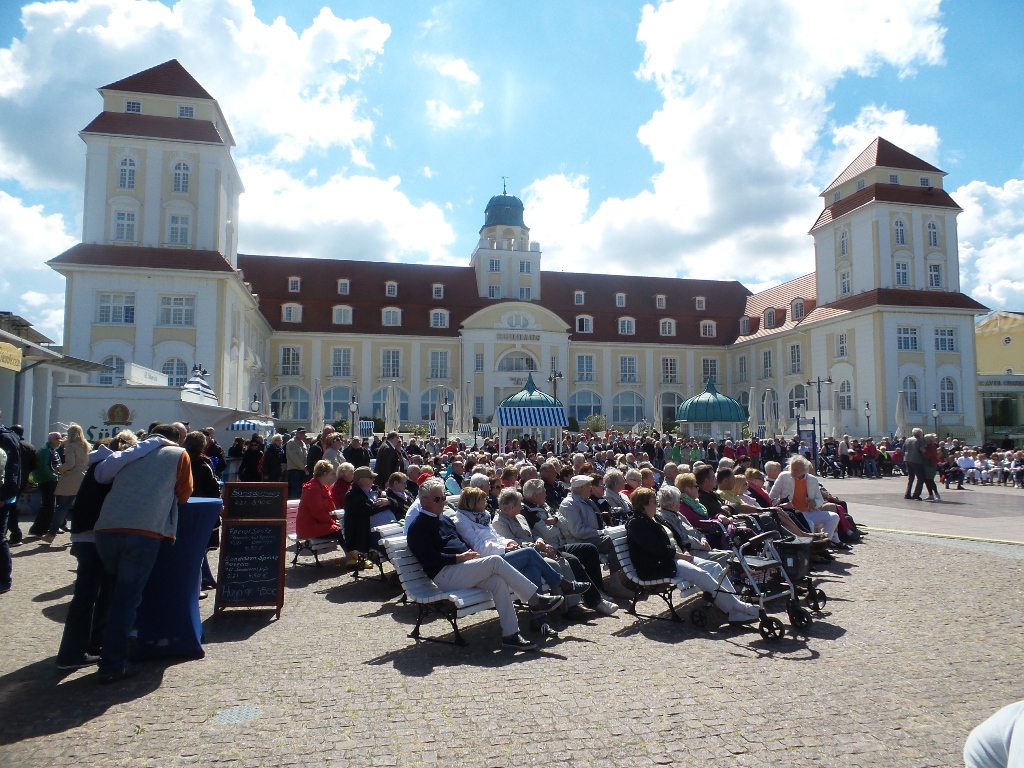 Ostseebad Binz - Auf dem Kurplatz vor dem Kurhaus werden im Sommer verschieden Musik- und Unterhaltungsstücke in der Konzertmuschel aufgeführt. Neben dem Kurkonzert finden saisonale Veranstaltungen dort statt.