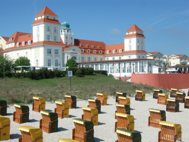 Ferienimmobilien auf Rügen - Sie möchten sich Ihre eigene Ferienimmobilie kaufen? In diesem Bereich auf unserem Internetportal präsentieren wir Ihnen sehr schöne und ausgesuchte Ferienimmobilien in Toplagen zum Kauf auf der Insel Rügen .
Zahlreiche Kunden fragen uns, nachdem Sie einen schönen Urlaub auf Rügen, Usedom oder Mallorca verlebt haben, nach einer eigenen Ferien-Immobilie . Diesem Wunsch kommen wir nun nach und stellen Ihnen auf diesen Seiten nur Objekte vor, die uns persönlich bekannt sind, deren Lage wir als sehr gut einschätzen und die wir auch in unser Programm für eine professionelle Vermarktung übernehmen würden bzw. die schon in unserem Programm sind.