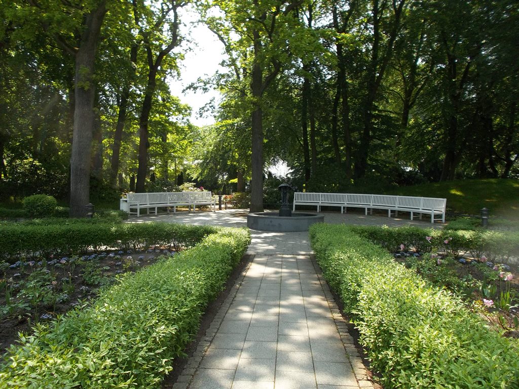 Ostseebad Binz - Der Kurpark von Binz mit seinem schönen Baumbestand, einen großen Spielplatz für die Kleinen, für die 