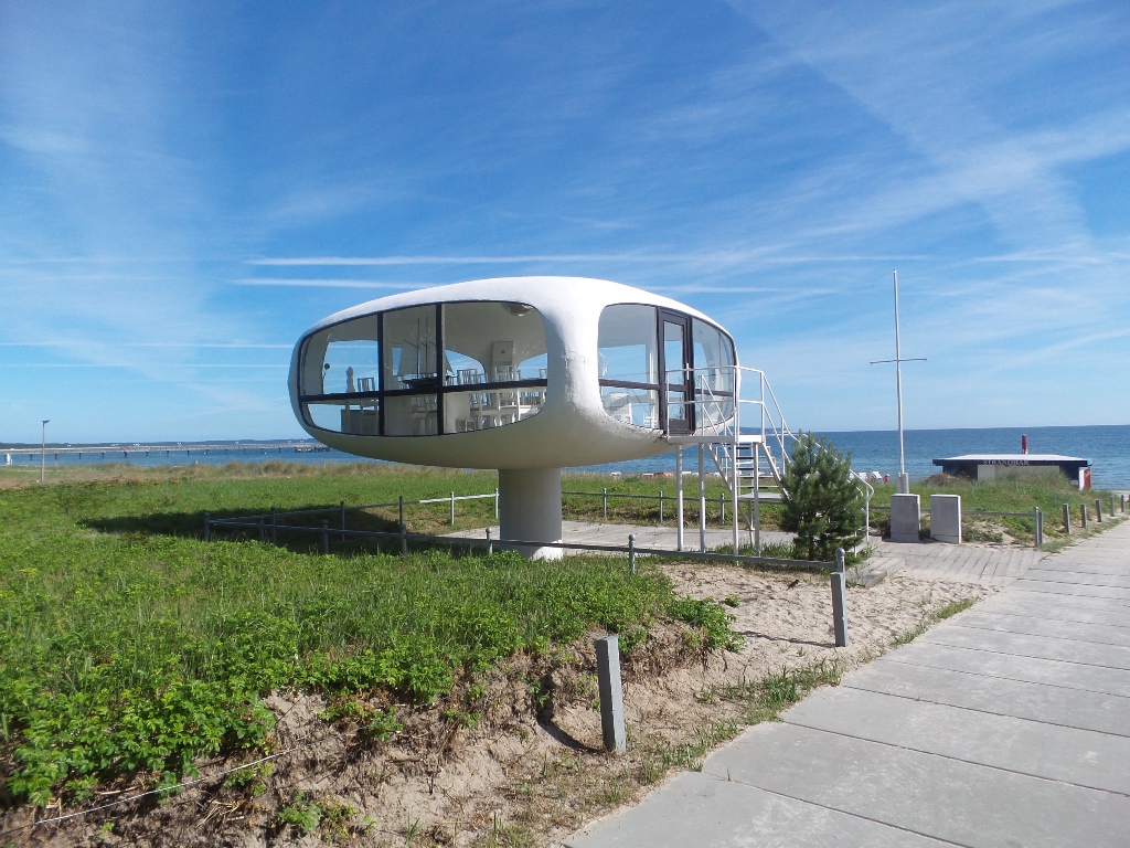 Ostseebad Binz - Der berühmte DDR-Architekt Ulrich Müther aus Binz konstruierte den Rettungsturm, ein Wahrzeichen von Binz, in dem seit 2006 auch geheiratet werden kann.