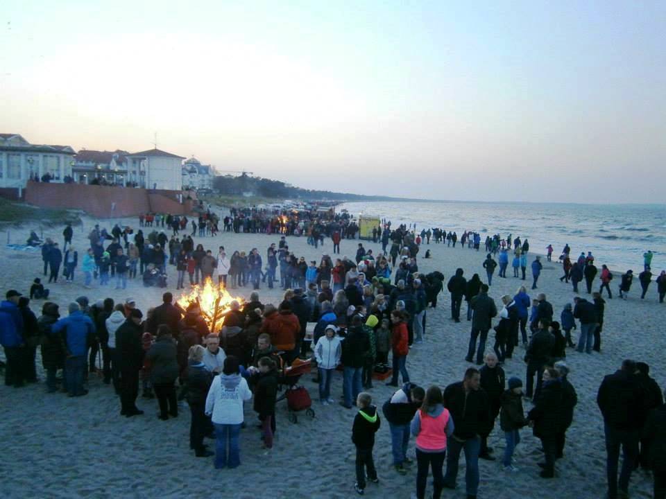 Ostseebad Binz - Das alljährliche Osterfeuer am Binzer Strand unterhalb des Kurplatzes