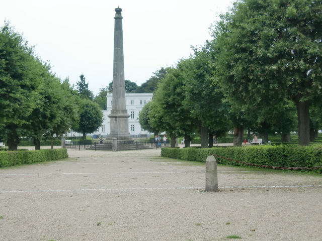 Schöne Landschaften im Zentrum Rügens - Der Obelisk von Putbus