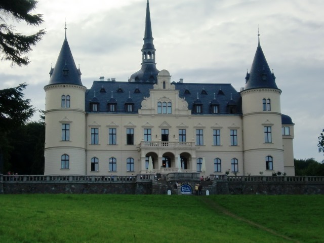 Insel Rügen - Urlaub im Ferienhaus, Ferienwohnung, Urlaub in Strandvillen - Schloss Ralswiek direkt am Jasmunder Bodden