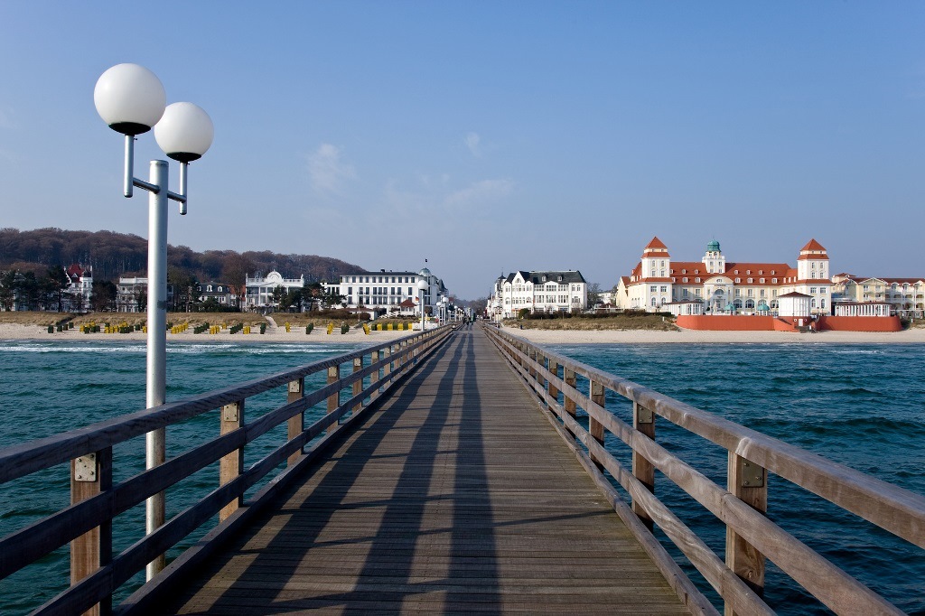 Ostseebad Binz - Die Seebrücke Binz auf der Insel Rügen. Sie hat eine Länge von 370 Metern und ist die zweitlängste Seebrücke Rügens nach der Seebrücke Sellin.