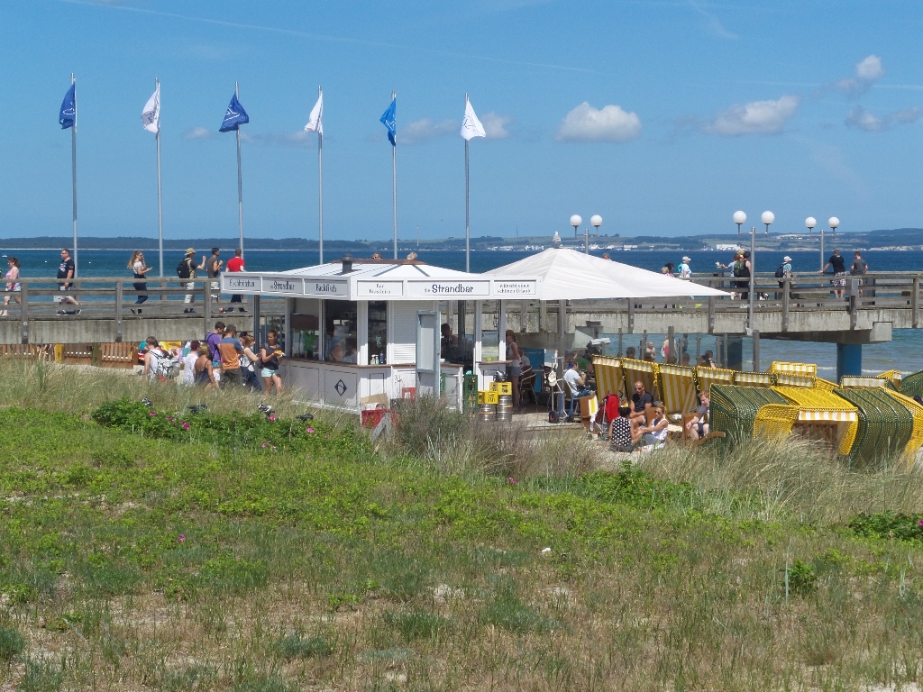 Ostseebad Binz - Die Seebrücke in Binz im Sommer mit am Strand befindlicher typischer 
Strandbar