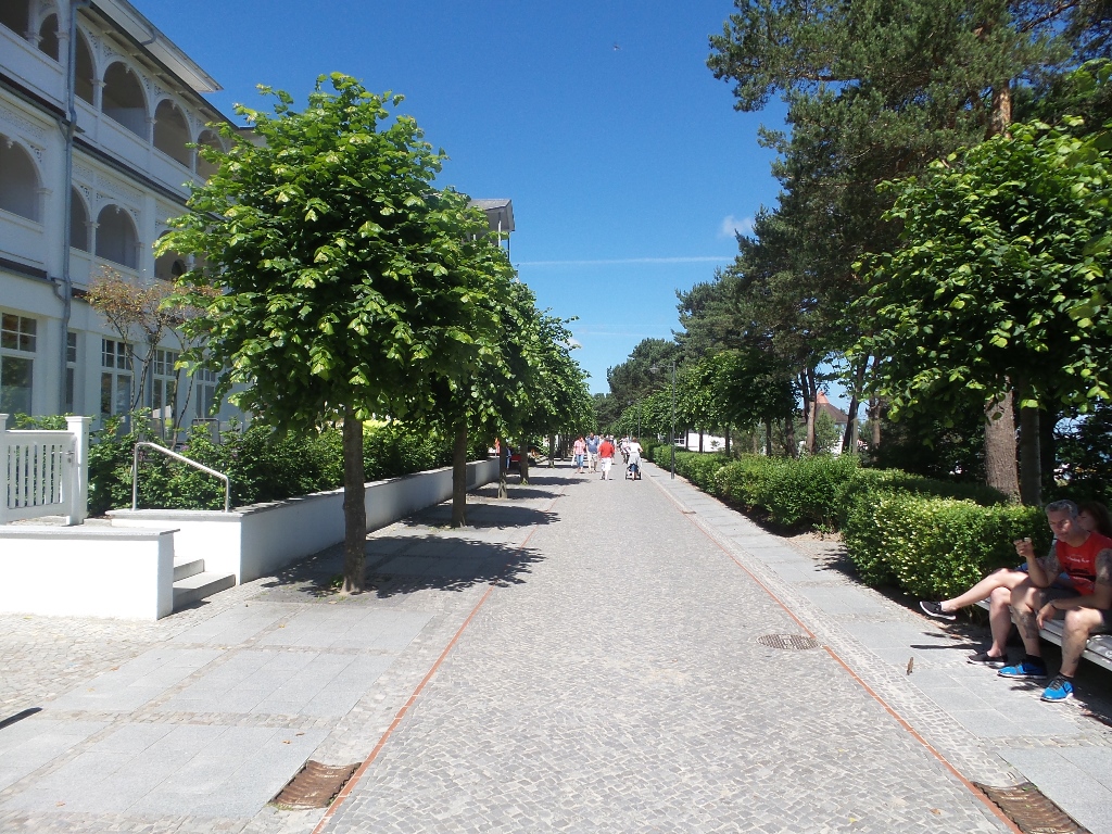 Ostseebad Binz - Die ca. 5 km lange Strandpromenade in Binz bildet mit der Hauptstraße die Hauptachsen des Ostseebades. Hier kann man einen langen Spaziergang vom Fischerstrand im Osten bis nach Prora im Westen machen.