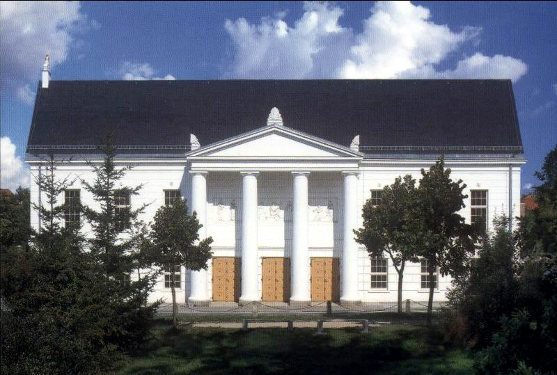 Schöne Landschaften im Zentrum Rügens -   Theater Putbus   