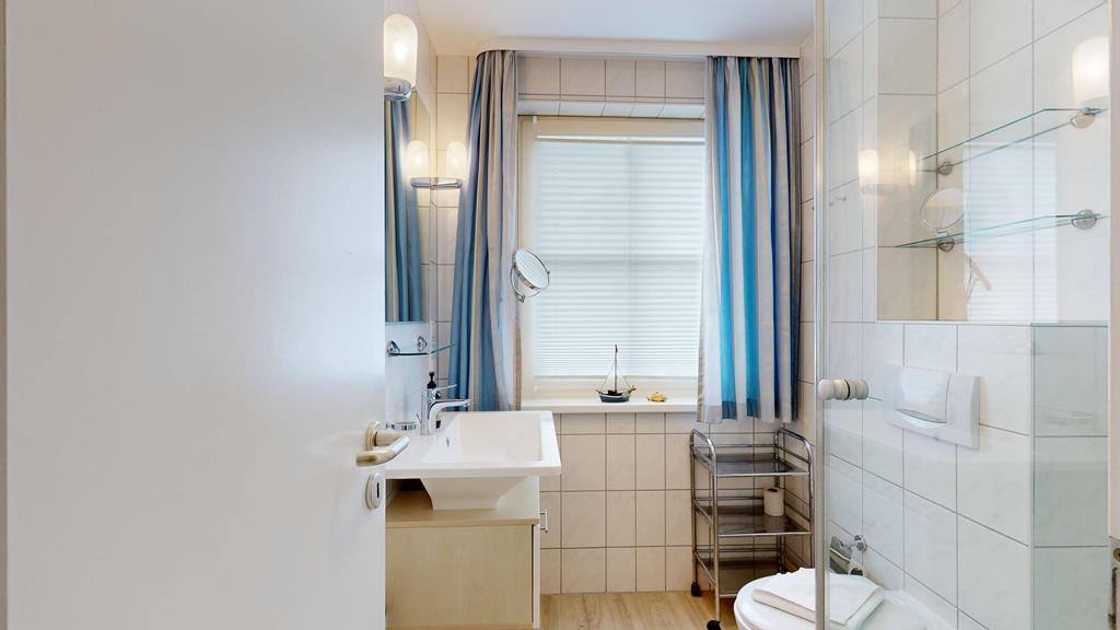 modern ausgestattetes Bad mit Dusche/WC - Binz