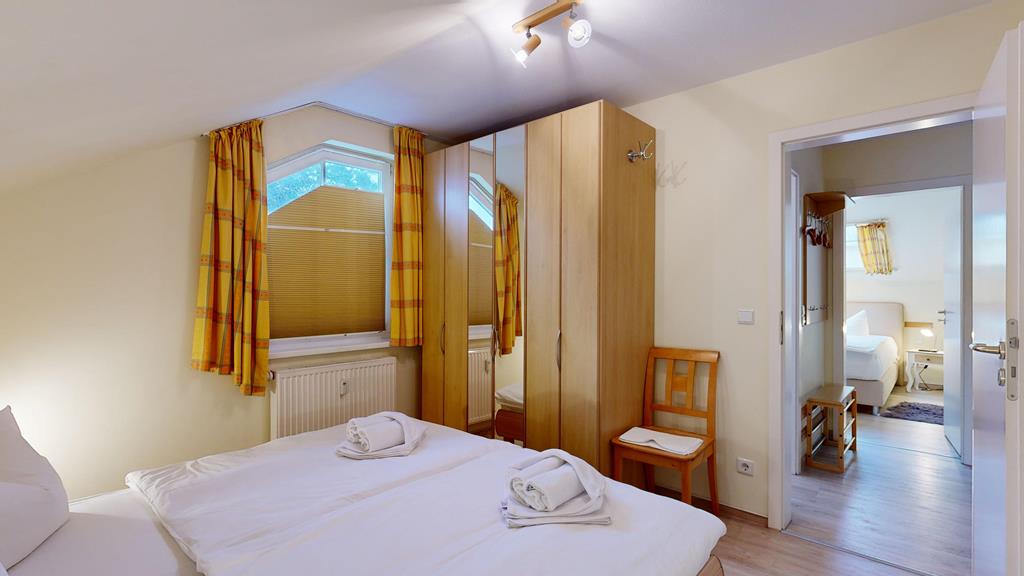 geräummiger Schlafzimmerschrank mit Spiegelfront - Meernixe - Binz