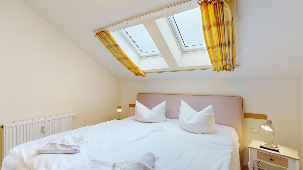2. Schlafzimmer mit Doppelbett und Oberlicht, Meernixe - Binz
