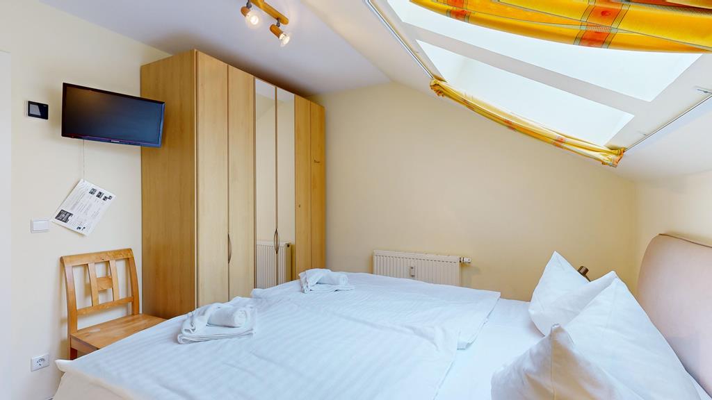 geräumiger Schlafzimmerschrank mit Spiegeltüren