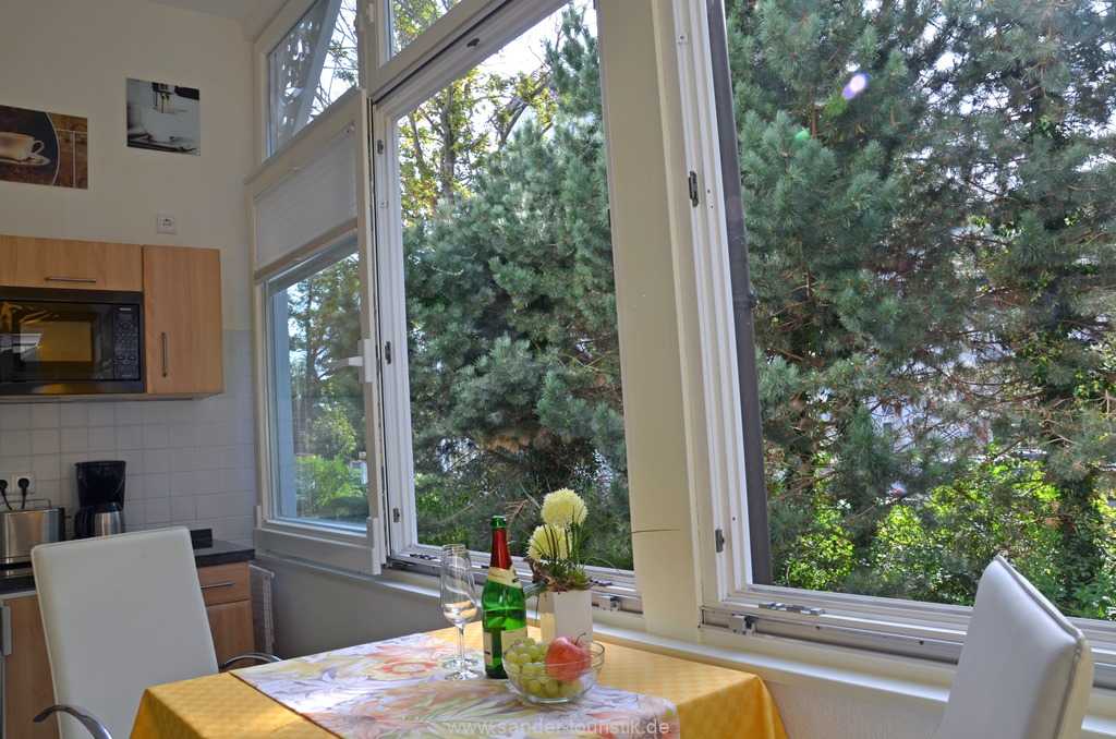 Essplatz mit großen Schiebefenstern auf der Veranda mit Gartenblick - Villa Stranddistel - Binz Essplatz mit großen Schiebefenstern auf der Veranda mit Gartenblick - Villa Stranddistel - Binz
