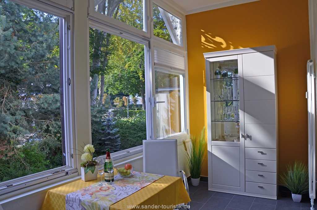 Essplatz mit verspiegelten Glasschrank auf der Veranda - Villa Stranddistel - Binz Essplatz mit verspiegelten Glasschrank auf der Veranda - Villa Stranddistel - Binz