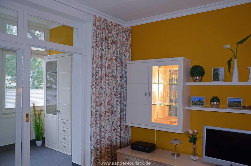 Blick vom Wohnbereich auf die lichtdurchflutete Veranda - Villa Stranddistel - Binz Blick vom Wohnbereich auf die lichtdurchflutete Veranda - Villa Stranddistel - Binz
