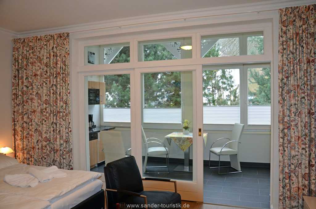 Blick vom Wohn/Schlafzimmer auf die gemütliche Veranda mit Küchenzeile - Binz Blick vom Wohn/Schlafzimmer auf die gemütliche Veranda mit Küchenzeile - Binz
