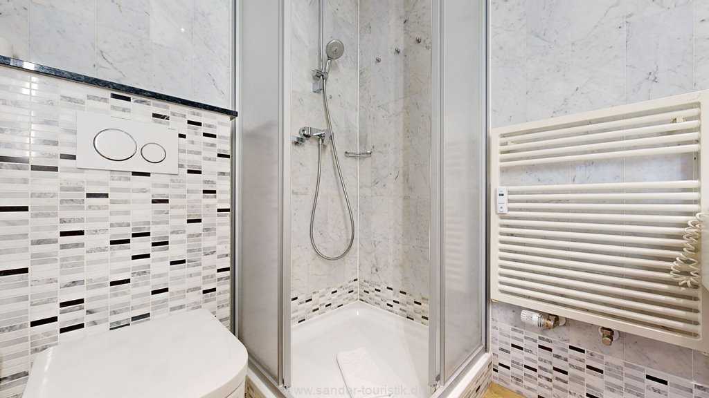 Badezimmer mit Dusche und WC-Binz-Sirene