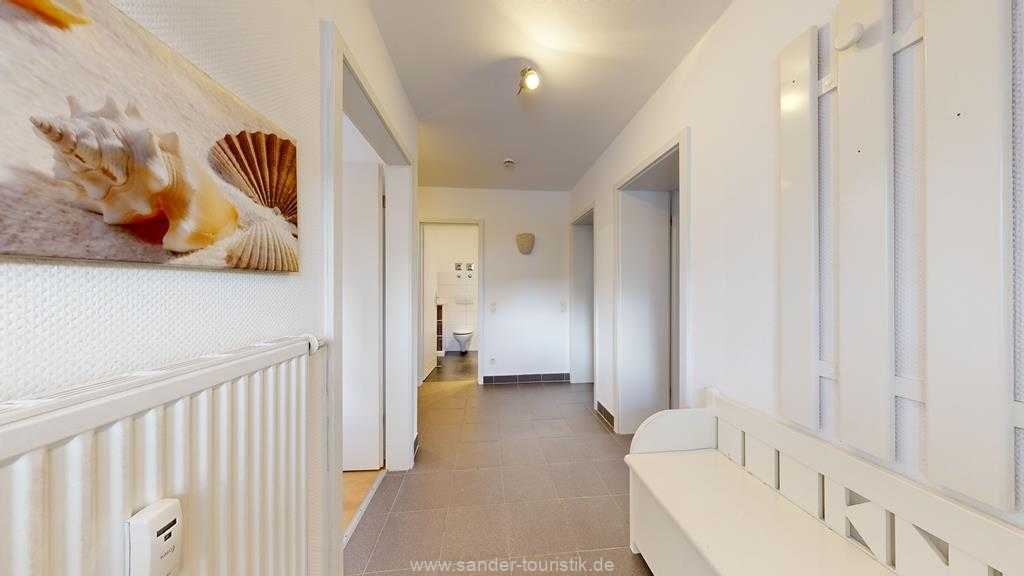 Flur mit Garderobe und Sitzbank Flur mit Garderobe und Sitzbank