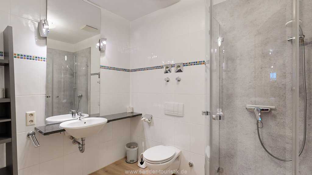 Großes Badezimmer mit Dusche, WC - Villa Strandblick