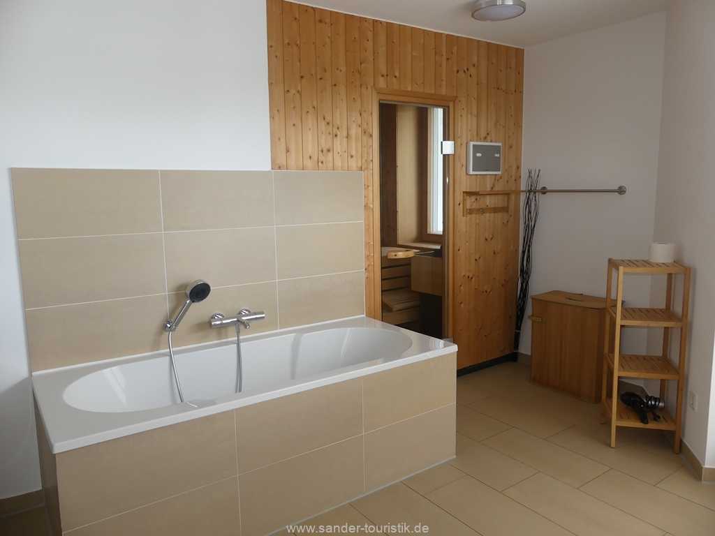 Badezimmer mit Wanne und Sauna