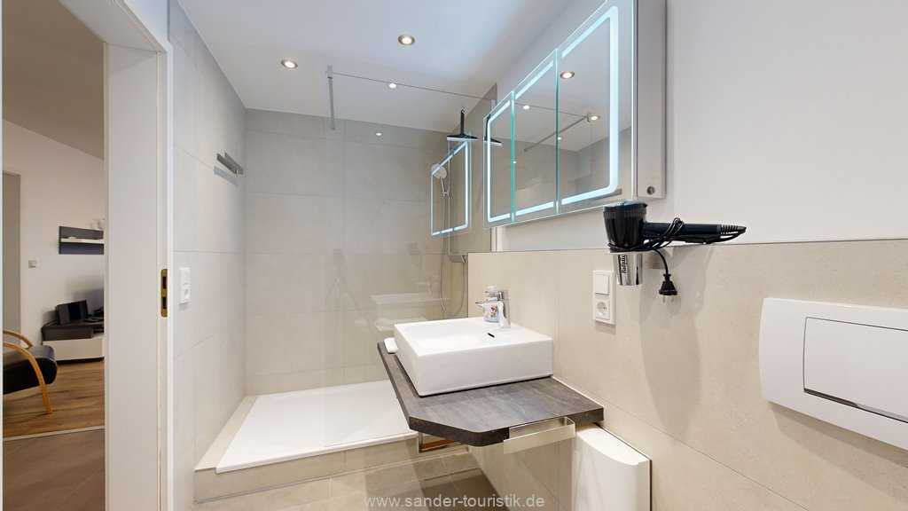neu renoviertes Badezimmer mit Dusche