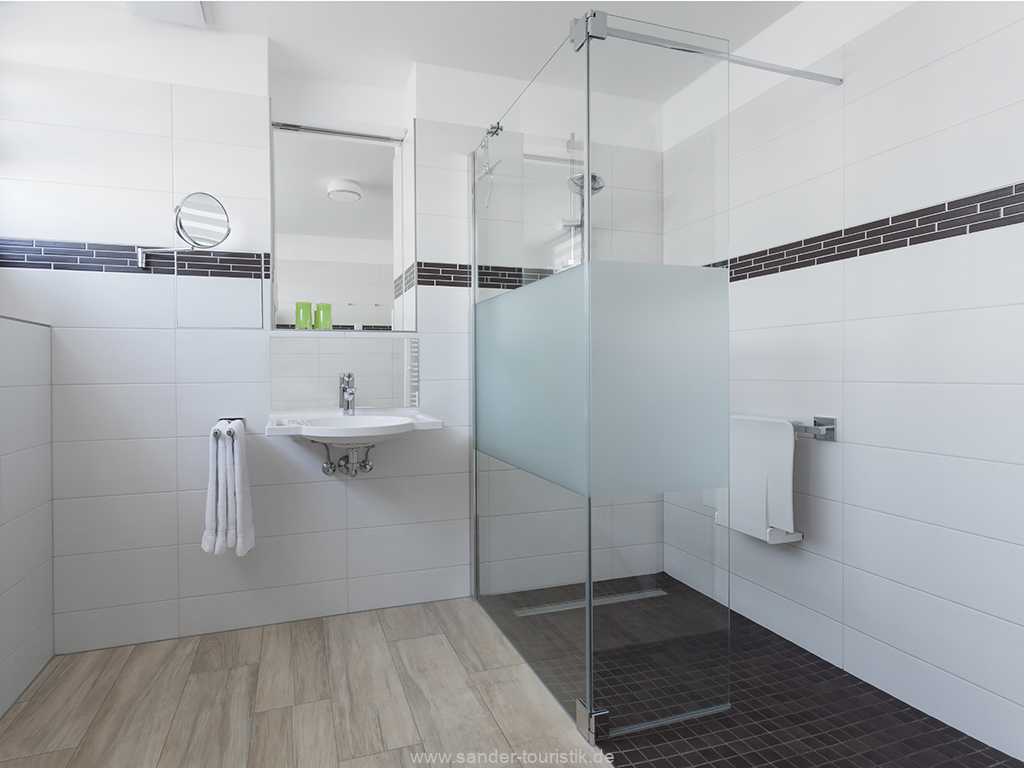 Bad mit Dusche und WC Bad mit Dusche und WC