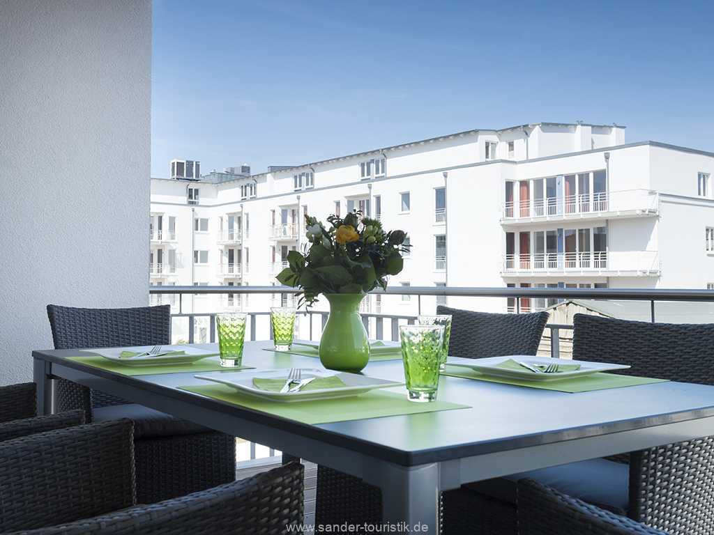 großer Balkon mit Essplatz für 6 Personen großer Balkon mit Essplatz für 6 Personen