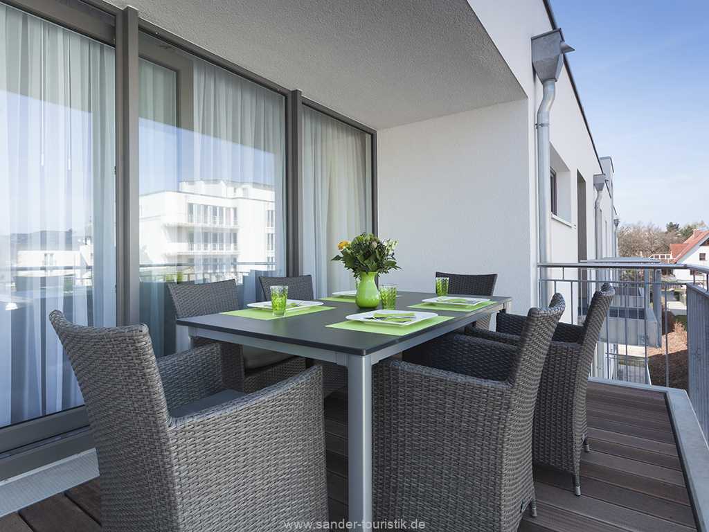großer Balkon mit Essplatz für 6 Personen großer Balkon mit Essplatz für 6 Personen