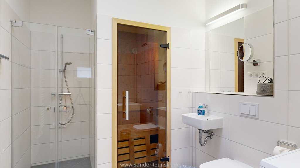 Badezimmer mit Sauna, Dusche im DünenResort Badezimmer mit Sauna, Dusche im DünenResort