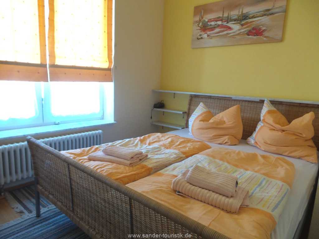 Schlafzimmer mit breitem Doppelbett - Fewo Seestern - Binz Schlafzimmer mit breitem Doppelbett - Fewo Seestern - Binz