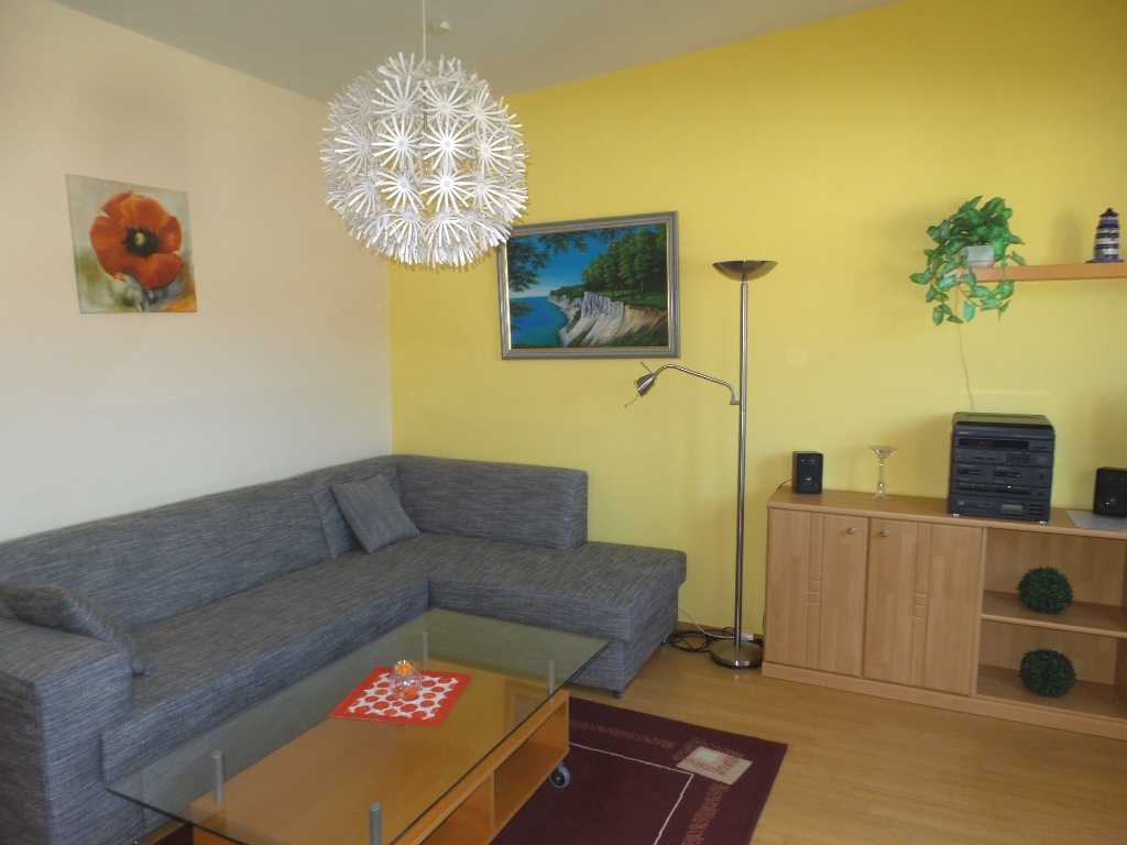 Wohnzimmer mit gemütlicher Eckcouch - Fewo Seestern - Binz Wohnzimmer mit gemütlicher Eckcouch - Fewo Seestern - Binz