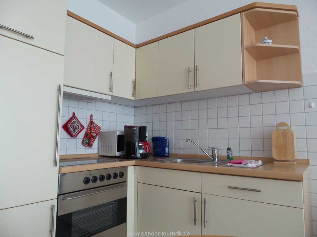 Moderne Küchenzeile mit Spülmaschine und Mikrowelle-Binz Moderne Küchenzeile mit Spülmaschine und Mikrowelle-Binz