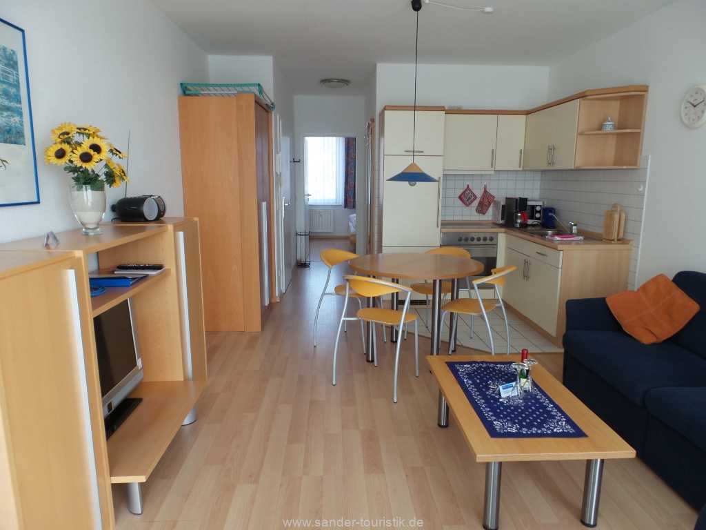 Blick auf den Wohnbereich mit integrierter Küchenzeile- Binz Blick auf den Wohnbereich mit integrierter Küchenzeile- Binz